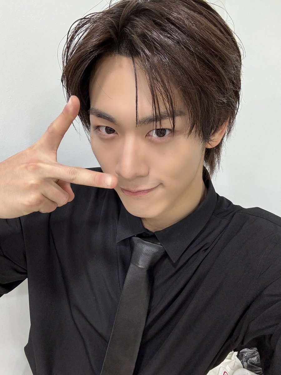 cinnamon__82's tweet photo. 수트셀카🖤🤍 https://t.co/jmySrMmwz3