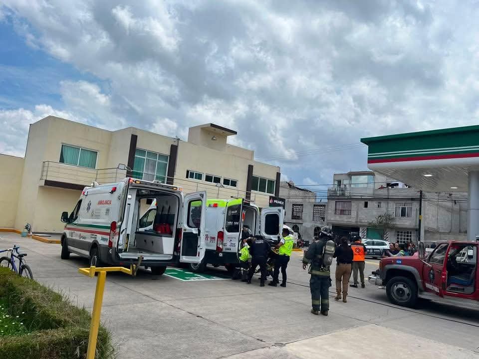alvarez_armando's tweet photo. Un empleado perdió la vida y otro resultó #intoxicado tras limpiar un depósito de combustible en San Martín #Texmelucan 🔥
🛑 Las #víctimas inhalaron vapores tóxicos concentrados en el interior de la cisterna destinada al #diésel.
📋 Cuerpos de #emergencia acudieron al establecimiento para brindar los primeros auxilios y rescatar a los afectados #Puebla