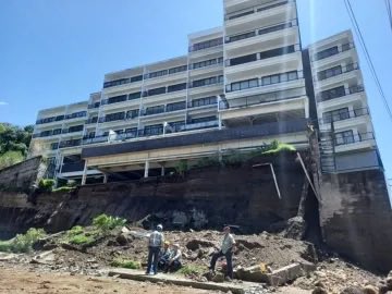 HugoPreza_'s tweet photo. #ElSalvador @PROCIVILSV Civil ordenó la evacuación de familias de más de 40 apartamentos por el colapso de un muro tras lluvias del domingo.
El lujoso edificio está recién construido en una de las zonas más exclusivas de la capital.
@teleSURtv https://t.co/ECGBgUaB7R