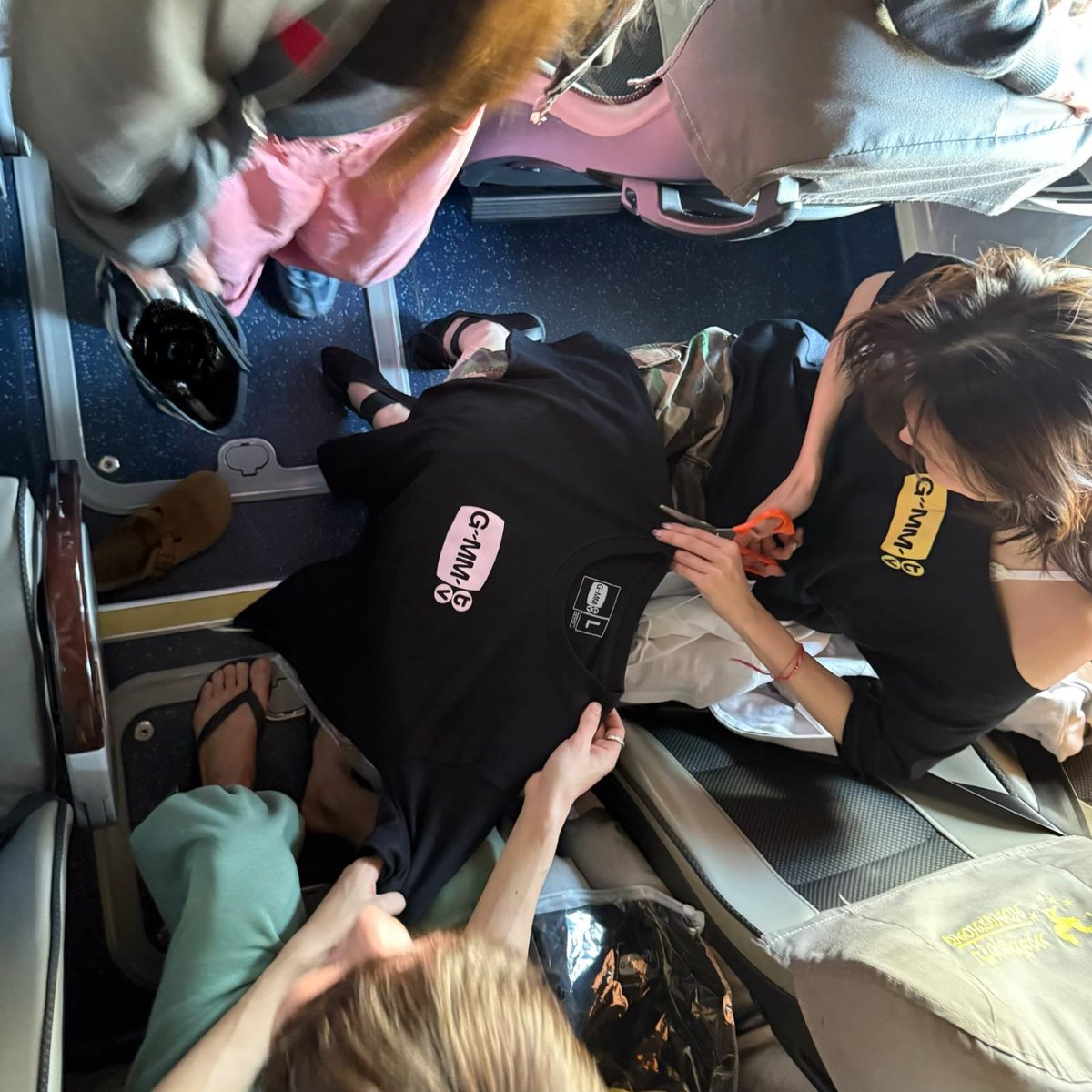 jdjaidee_'s tweet photo. gmmtv: vamos a hacer camisetas para que todos nuestros actores estén en sus equipos

los actores: vamos a meterle tijera a las camisetas

#GMMTVOuting2026 https://t.co/MQmSZYe2Wa