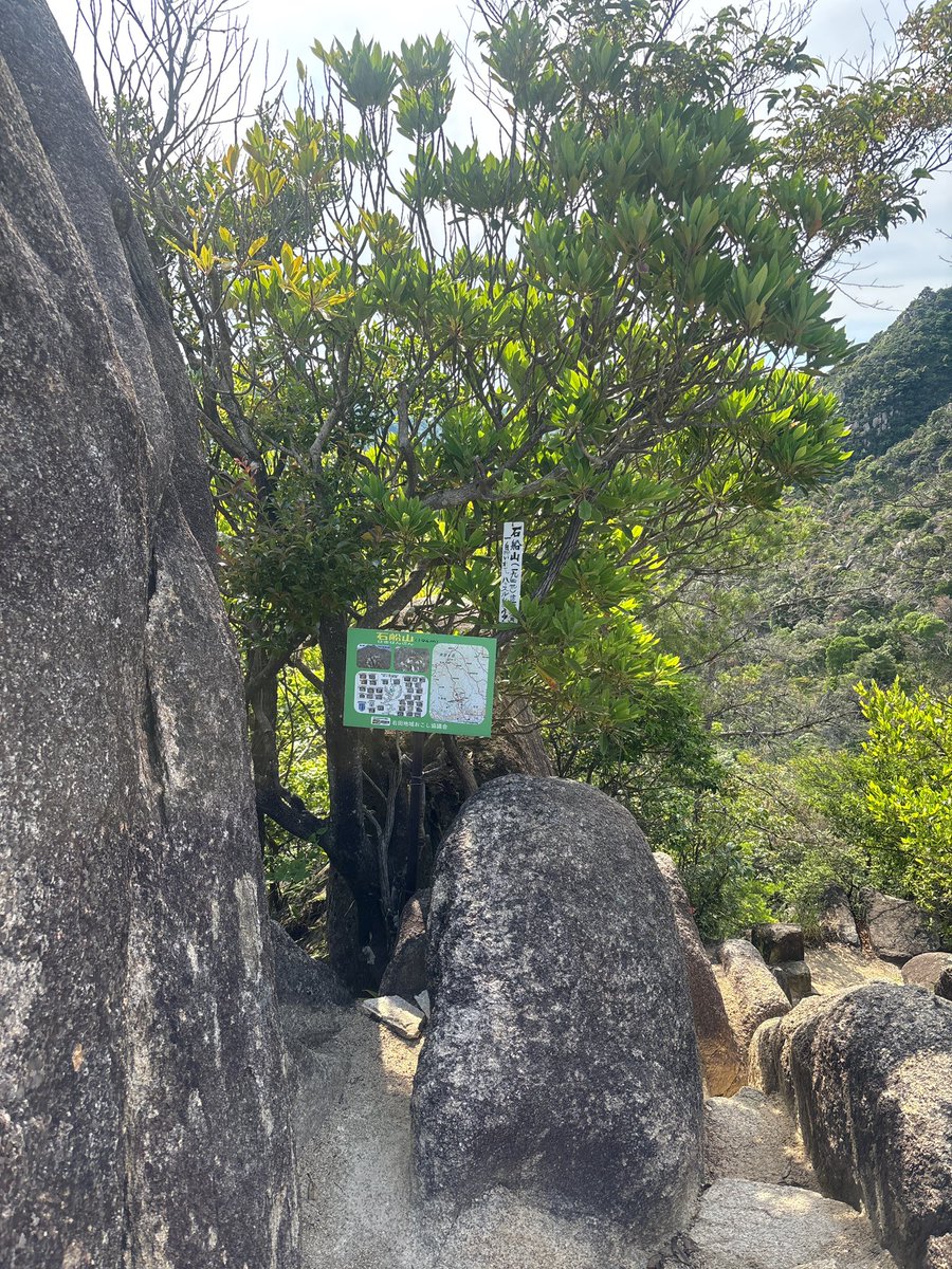 hideki5991043's tweet photo. 次男の大学在学中にするはずだった宿題山
右田ヶ岳
防府天神宮より天神山登り川を佐波川渡って天徳寺より登る💦
右田ヶ岳山頂より右田ヶ岳西峰へ
尾根コースを降りて萩往還勝坂登山口へ下山
ここからは先ほどデポしておいた🚲で防府天神宮へ
6.5キロ　2時間半 https://t.co/5c2oSAYuAV