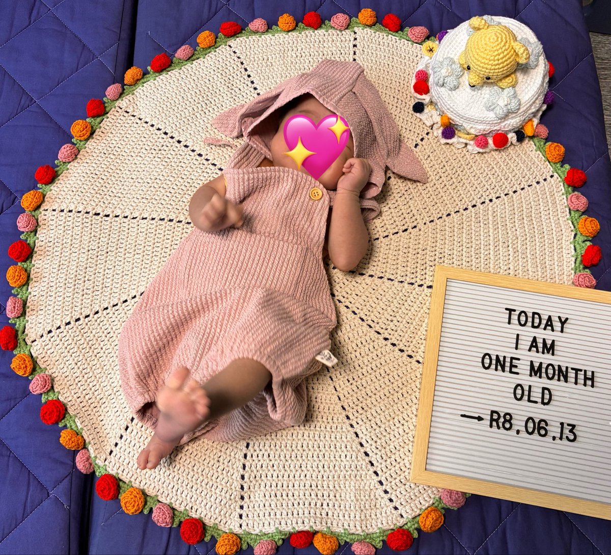 ST618ayu's tweet photo. 数日遅れたけど、生後一ヶ月になったからマンスリーフォトを撮った✨
娘の時に買ったうさぎのサロペット着せちゃった🤭
卯年じゃないしピンク色だけど、赤ちゃんのうちしか着せないからいいよね…？😂
ニューボーンフォトが撮れなかったのが残念💦
入院中にセルフで撮ったやつしかない🥲 https://t.co/pqo1ao6LdK