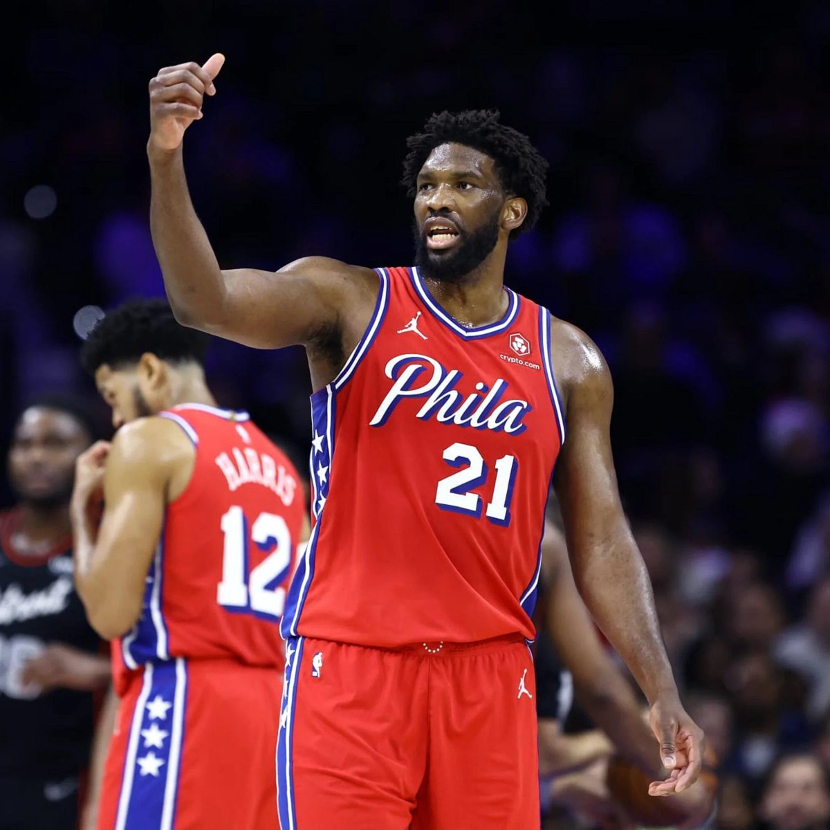 TouchlineX's tweet photo. 🚨 𝗗𝗜𝗗 𝗬𝗢𝗨 𝗞𝗡𝗢𝗪: Kylian Mbappe has a lower salary than Joel Embiid (NBA star).

Real Madrid pays Mbappe $36.1m per year, whereas Joel Embiid makes approximately $62.6m per year from his contract with the Philadelphia 76ers.

Kylian Mbappe's audience on Instagram is of 120M and Embiid's is 7M.