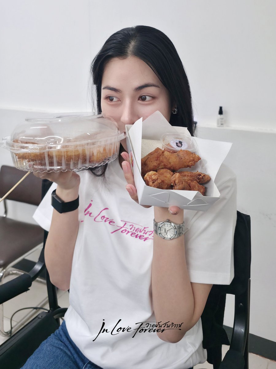 LingOrmCH3's tweet photo. พี่รัญชน์ รายงานตัว 
หนูขอซองประตูเงินประตูทองสัก 2-3 ซองนะจ่ะ 🤣

LINGORM ILF WORSHIP
#บวงสรวงซีรีส์วาดฝันวันวิวาห์
#LingOrm #หลิงออม https://t.co/KmymxnS9CG