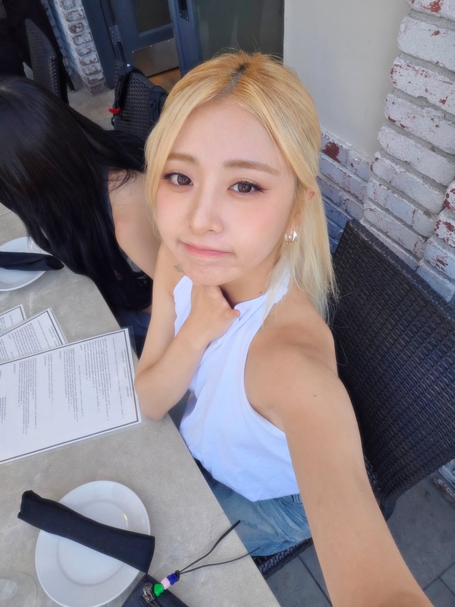 sserapics's tweet photo. HUH YUNJIN SELCA https://t.co/hF8qtFF5Oi
