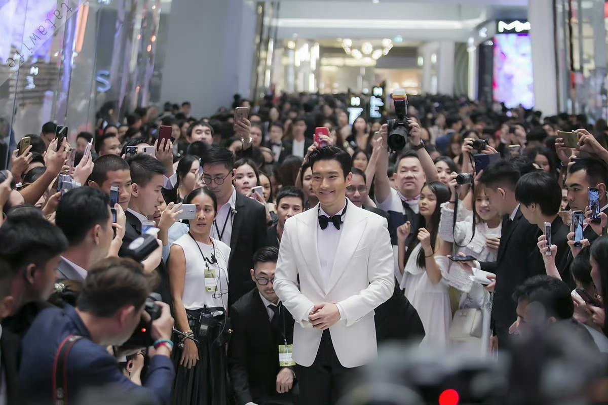 coid_ice's tweet photo. Our King🦁👑

181109 Thailand Icon Siam Grand Opening
#SIWON https://t.co/r7032qRQg7