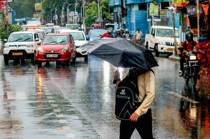 AIRNewsHindi's tweet photo. 🌧️🌧️मौसम विभाग ने अरुणाचल प्रदेश, असम, मेघालय, बिहार, केरल, माहे, पश्चिम बंगाल के तराई क्षेत्र, सिक्किम, तमिलनाडु, पुद्दुचेरी और कारईक्‍काल के कुछ हिस्सों में मूसलाधार बारिश का अनुमान लगाया है। 

⛈️⛈️दिल्ली, हरियाणा, चंडीगढ़, अंडमान और निकोबार द्वीप समूह, छत्तीसगढ़, आंतरिक कर्नाटक, जम्मू और कश्मीर तथा लद्दाख के कुछ स्थानों पर बिजली चमकने और तेज हवा चलने की संभावना है। 

🌧️⛈️🌧️⛈️झारखंड, कोंकण, गोवा, मध्य प्रदेश, महाराष्ट्र, ओडिशा, पंजाब, तमिलनाडु, पुद्दुचेरी और कारईक्‍काल, तेलंगाना, पश्चिम बंगाल तथा सिक्किम में भी इसी तरह का मौसम रहने की संभावना है। 

#IMD