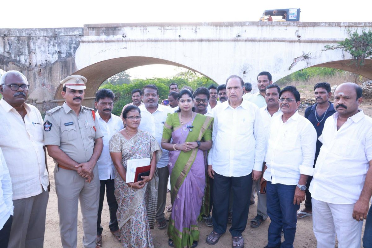 Dr_nelavalaMLA's tweet photo. 📷 చెంగాలమ్మ అమ్మవారి ఆలయం వద్ద పురాతన వంతెన పరిశీలన 📷
సూళ్లూరుపేట పట్టణంలోని కాళంగి నదిపై చెంగాలమ్మ అమ్మవారి ఆలయం సమీపంలో ఉన్న అతి పురాతన వంతెనను గౌరవ శాసనసభ్యురాలు డా. శ్రీమతి నెలవల విజయశ్రీ గారు పరిశీలించారు.
#DrNelavalaVijayaSree #InfrastructureDevelopment #mostimportant https://t.co/JNd70El2GG