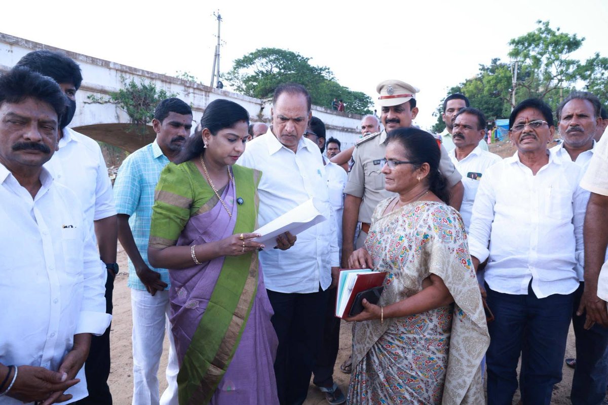 Dr_nelavalaMLA's tweet photo. 📷 చెంగాలమ్మ అమ్మవారి ఆలయం వద్ద పురాతన వంతెన పరిశీలన 📷
సూళ్లూరుపేట పట్టణంలోని కాళంగి నదిపై చెంగాలమ్మ అమ్మవారి ఆలయం సమీపంలో ఉన్న అతి పురాతన వంతెనను గౌరవ శాసనసభ్యురాలు డా. శ్రీమతి నెలవల విజయశ్రీ గారు పరిశీలించారు.
#DrNelavalaVijayaSree #InfrastructureDevelopment #mostimportant https://t.co/JNd70El2GG
