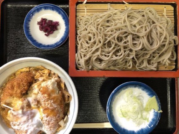 nihachiseigetsu's tweet photo. おはようございま☀️6/16〜のサービスランチは「チキンカツ丼＋蕎麦」¥1000(税込)です。皆様どうぞよろしくお願いいたします🙇‍♀️
#ランチ
#蕎麦
#チキンカツ
#チキンカツ丼
#清月
※下記の画像とチキンカツのカット方法は異なります https://t.co/Q3ZpcEBU4m