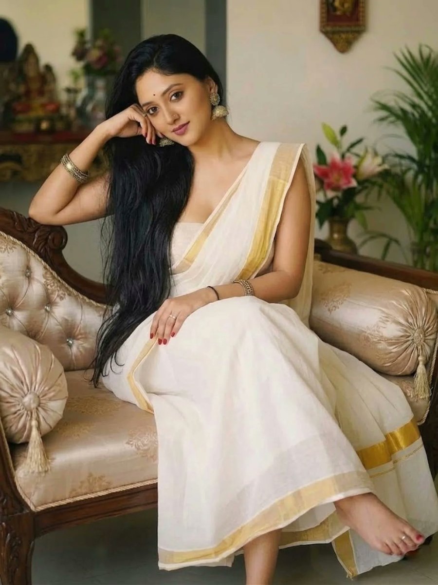 soniyafilm_69's tweet photo. A white saree, flowers woven into her hair... sometimes simplicity feels more royal than anything else. 🤍

Beauty isn't always loud; sometimes, it's found in the quiet charm of tradition. 🌸 https://t.co/7mKoGDvvy4