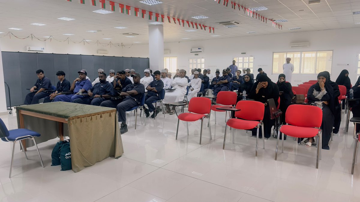 SurVocational's tweet photo. في إطار نشر الوعي في مجال الصحة والسلامة المهنية قدم الفاضل م. طلال بن خليفه العلوي - ضابط الصحة والسلامة المهنية بالشركة العمانية الهندية للسماد #أوميفكو محاضرة عن نظم المهن والسلامة العامة ...》》 https://t.co/h1wNPELUgv