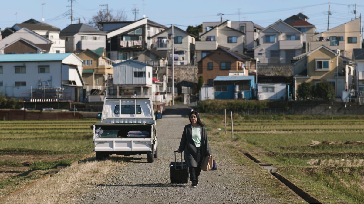 kuma_foundation's tweet photo. ／ 
映画監督・関野 佳介にインタビュー！ 
＼  

外国語学部に在籍した大学時代、偶発的な出会いから映像制作をはじめた関野佳介

撮られた瞬間に過去となる映像を編み直し「あったかもしれない世界」を想像する。関野の原点や日常行為としての映画作りについて話を聞いた https://t.co/lee8v79BkR