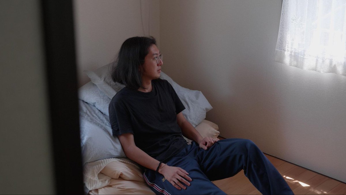 kuma_foundation's tweet photo. ／ 
映画監督・関野 佳介にインタビュー！ 
＼  

外国語学部に在籍した大学時代、偶発的な出会いから映像制作をはじめた関野佳介

撮られた瞬間に過去となる映像を編み直し「あったかもしれない世界」を想像する。関野の原点や日常行為としての映画作りについて話を聞いた https://t.co/lee8v79BkR