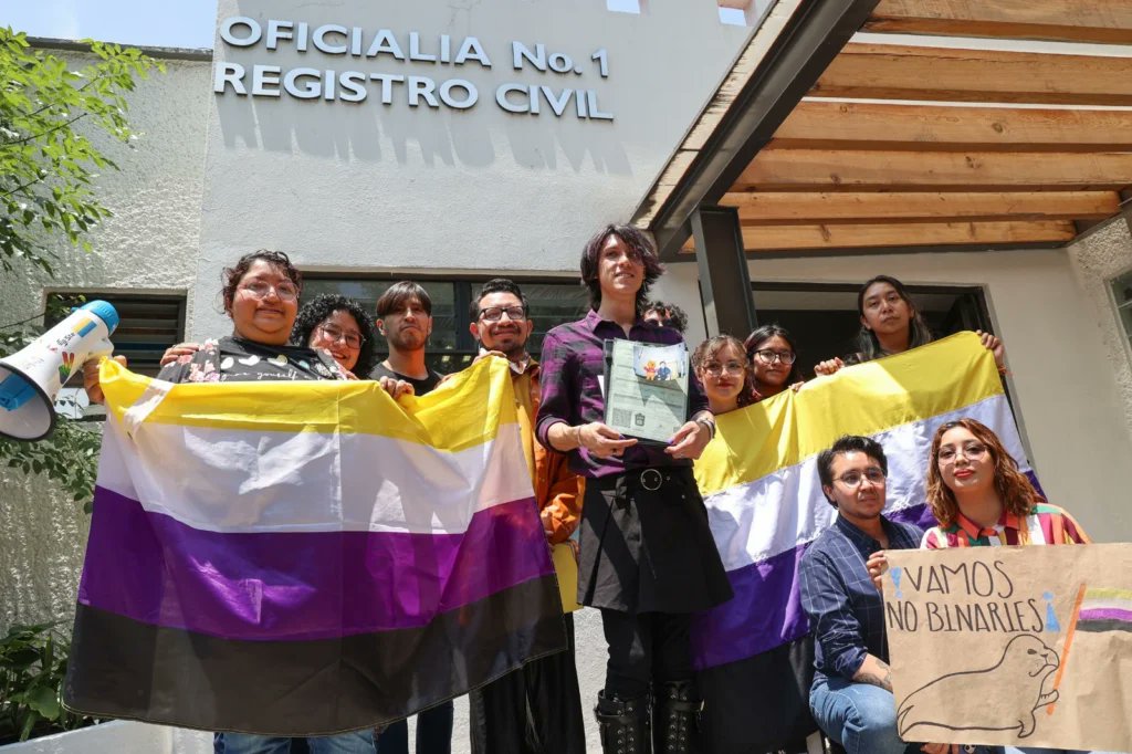 PortaldeTexcoco's tweet photo. ¡Histórico! Expide Gobierno de Delfina Gómez primera acta de reconocimiento para una persona no binaria en el EdoMéx https://t.co/bcFMp2yrMS https://t.co/reheofOZed