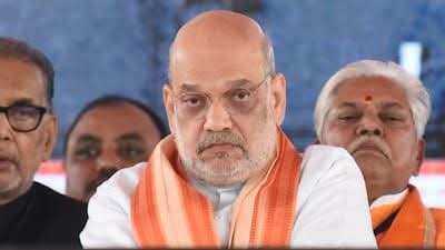 janardanmis's tweet photo. अमित शाह को यों ही चाणक्य नहीं कहते बल्कि वे हैं भी। 
बंगाल में वह दाव खेला कि कांग्रेस समेत सारी विपक्षी पार्टियां चित्त हो गई। 20 सांसदों ने अलग गुट बनाया तो कपिल सिब्बल अभिषेक मनु सिंघवी इंदिरा जयसिंह की बाछें खिल गई कि मामला सबज्युडिस हो गया है मोटी मुर्गी हाथ लगेगी और खूब कमाई होगी, क्योंकि बागी सांसद अलग पार्टी बना नहीं सकेंगे और दलबदल कानून के दायरे में आ जाएंगे, सदस्यता रद्द हो जाएगी 
पर दाव उल्टा पड़। बागी सांसद त्रिपुरा की एक पार्टी NCPI में शामिल हो गए। सदस्यता बच गई एक दल भी बन गया। विपक्षी दलों को निराशा हाथ लगी।