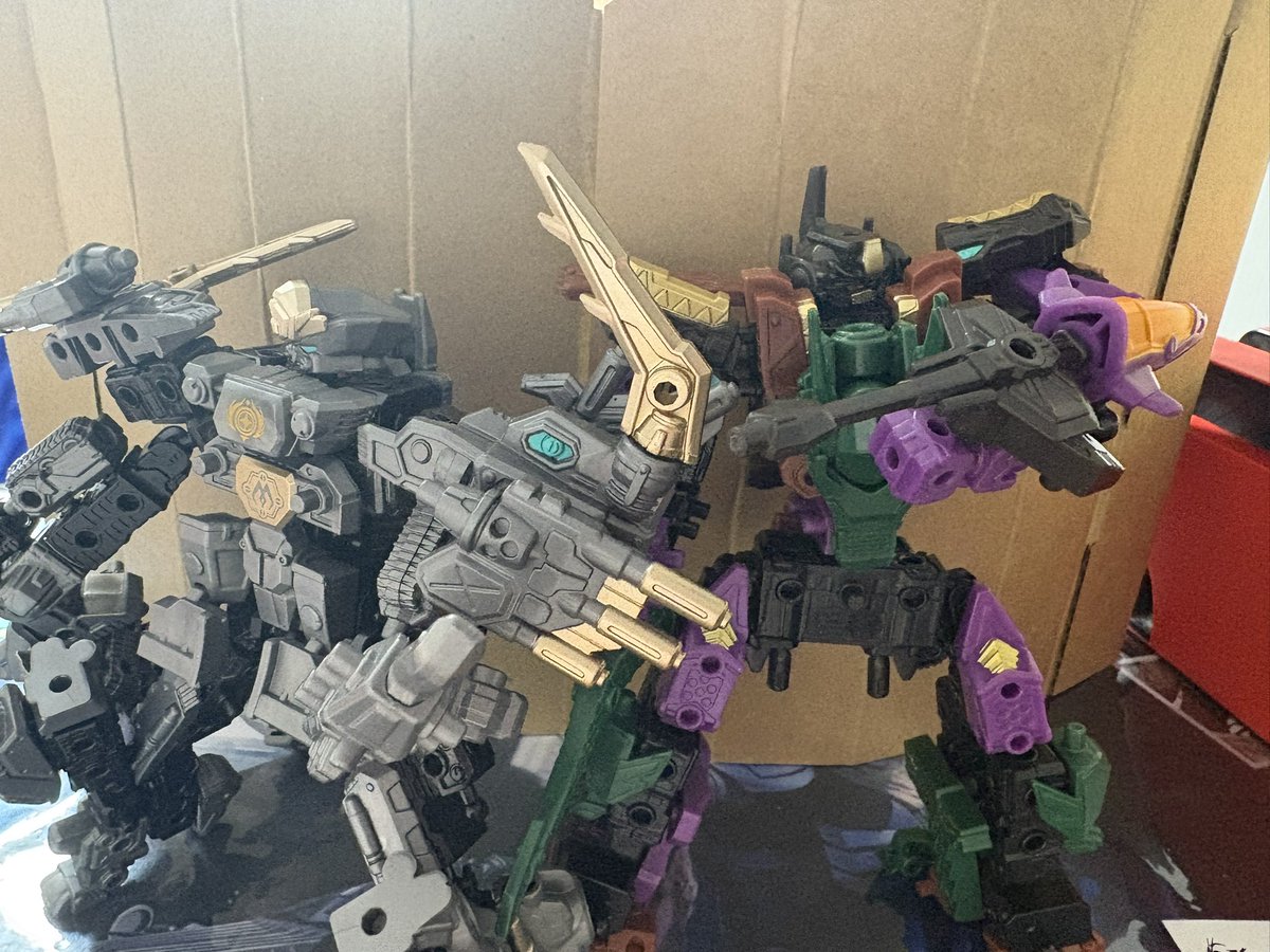 Rtria_Kurus059's tweet photo. 前作のアナザー隊で作ったコマンダーノワールと並べてみました！
こうして並べるとダークヒーローのような敵キャラのオーラが目立つね
動かしてみてもやはりタイタンのポージングが決まりやすいので迫力が増すな
#ムゲンバインムソウ https://t.co/nBzDEuLGIf