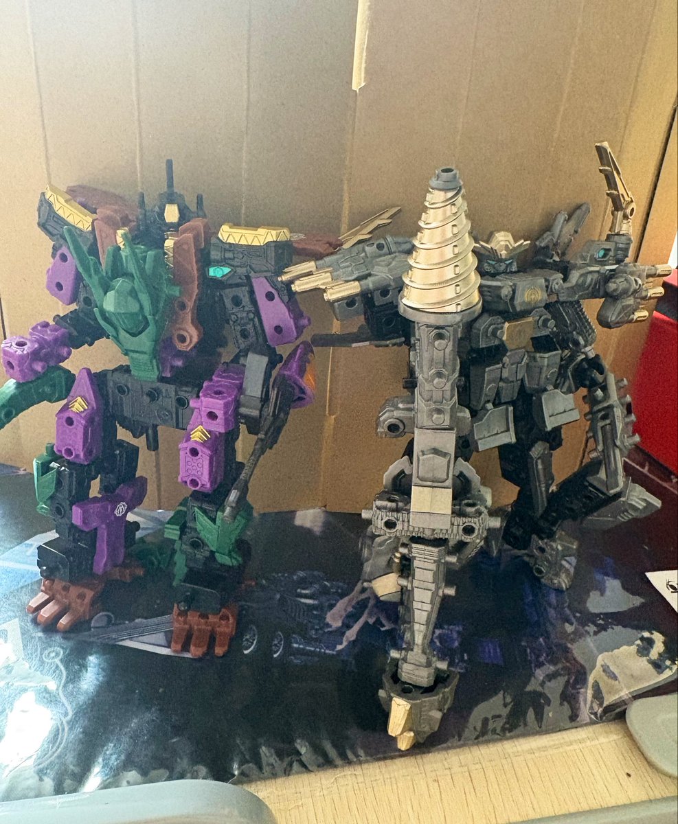Rtria_Kurus059's tweet photo. 前作のアナザー隊で作ったコマンダーノワールと並べてみました！
こうして並べるとダークヒーローのような敵キャラのオーラが目立つね
動かしてみてもやはりタイタンのポージングが決まりやすいので迫力が増すな
#ムゲンバインムソウ https://t.co/nBzDEuLGIf