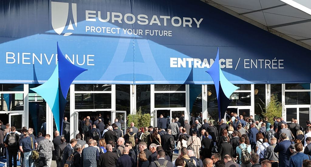 L_ThinkTank's tweet photo. [ 🇫🇷 FRANCE ]

🔸 La Direction du renseignement et de la sécurité de la défense (DRSD) a averti les industriels français d’un risque d’espionnage au salon Eurosatory, qui réunit cette semaine 2 653 exposants de 65 pays à Villepinte.

Selon Radio France, la DRSD appelle à la vigilance face à diverses méthodes de collecte d’informations sensibles, notamment par de faux journalistes, de prétendus stagiaires ou anciens employés, ainsi que via des intrusions informatiques ou des vols de matériel. Des agents de contre-espionnage seront déployés sur le salon.