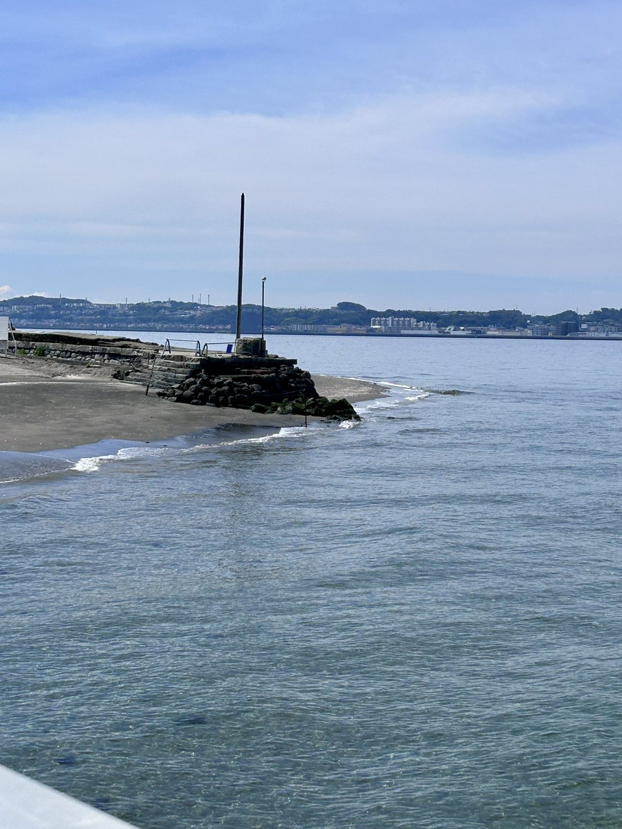 Tryangle_web's tweet photo. 今日の猿島🏝️

この時間、猿島から横須賀を見てみると…
うっすら富士山の山頂が見えました！！🗻✨

さらに！
潮が引いているおかげで、旧桟橋の護岸がいつもよりよく見えています🪨

普段は海に浸かっている部分なので、ちょっと珍しい景色かもしれません👀

猿島ガイド・ジャスミン🐒

#今日の猿島　#島内速報