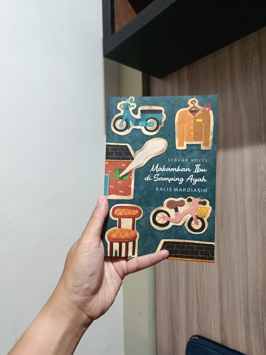neserike's tweet photo. 10. Bukunya tipis, bisa selesai hanya dalam beberapa jam.
Tapi novel ini penuh petualangan emosi yang kaya, yang relate dengan hidup di sekitar kita.
Drama keluarga, stereotipe ttg perempuan sampai kegelisahan Gen Z. 
#NeserBacaApa "MAKAMKAN IBU DI SAMPING AYAH" https://t.co/oFSTHDknym