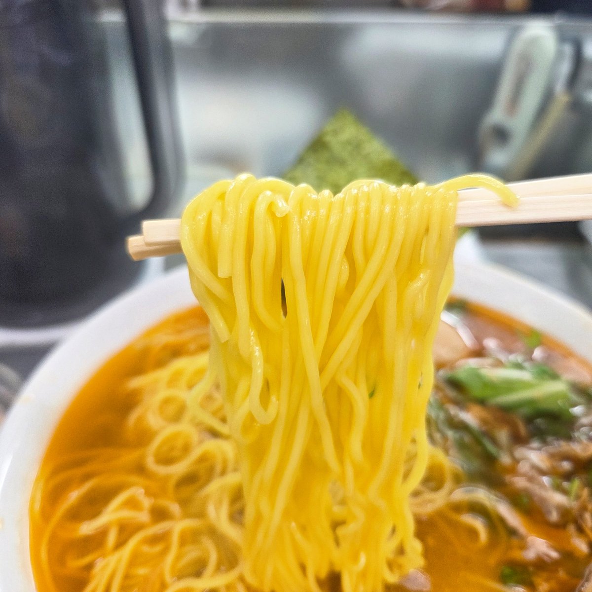 69beatspecter's tweet photo. 覆麺智@神保町
赤えび30kg出汁ラーメン【塩】&amp;赤えび生身きざみ

悪いことは言わないからとにかく今日は【赤えび生身きざみ】も頼んで‼️
1口目は先ずそのまま食べ、2口目はスープが熱々のうちにしゃぶしゃぶみたいに泳がせて真っ赤な海老油がついた状態で食べてみて欲しい🏆
衝撃的な旨さに昇天🌈👼✨ https://t.co/XIIuTdzSEu