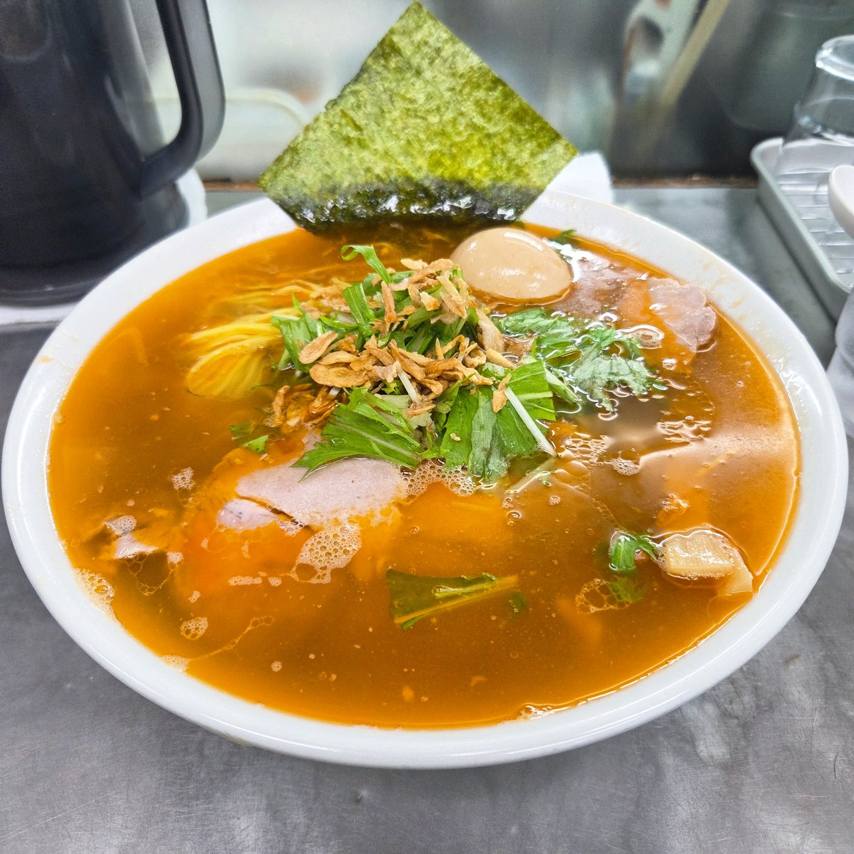 69beatspecter's tweet photo. 覆麺智@神保町
赤えび30kg出汁ラーメン【塩】&amp;赤えび生身きざみ

悪いことは言わないからとにかく今日は【赤えび生身きざみ】も頼んで‼️
1口目は先ずそのまま食べ、2口目はスープが熱々のうちにしゃぶしゃぶみたいに泳がせて真っ赤な海老油がついた状態で食べてみて欲しい🏆
衝撃的な旨さに昇天🌈👼✨ https://t.co/XIIuTdzSEu