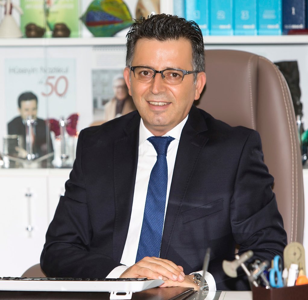 beehaber's tweet photo. Prof. Dr. Hüseyin Nazlıkul, Türk toplumunda ekmeğin fazla ve düşük kaliteli tüketildiğini söyledi:

🔹 “Türk toplumu olarak ekmeği çok fazla tüketiyoruz.”

🔹 “Kalitesi de düşük.”

🔹 “21. yüzyılda artık ekmek ana besin olmamalı.”

🔹 “Ekmek yan lezzet olmalı.”

🔹 “İtalya’da bir hamur yiyorsunuz rahatsız olmuyorsunuz, bizde bir lahmacun yiyorsunuz rahatsız oluyorsunuz.”

🔹 “Sorun lahmacunda mı? Hayır, unun kalitesinde.”

🔹 “Avrupalı yemek yerken yanına bir dilim ekmek alır.”

🔹 “Hiç kimse somunun yarısını yiyip üzerine yemek yemez.”

🔹 “Ekmek bir şekilde rafine karbonhidrat kategorisine giriyor.”

🔹 “Glüten hassasiyetiniz olsun ya da olmasın, ekmeği azaltmak lazım.”
