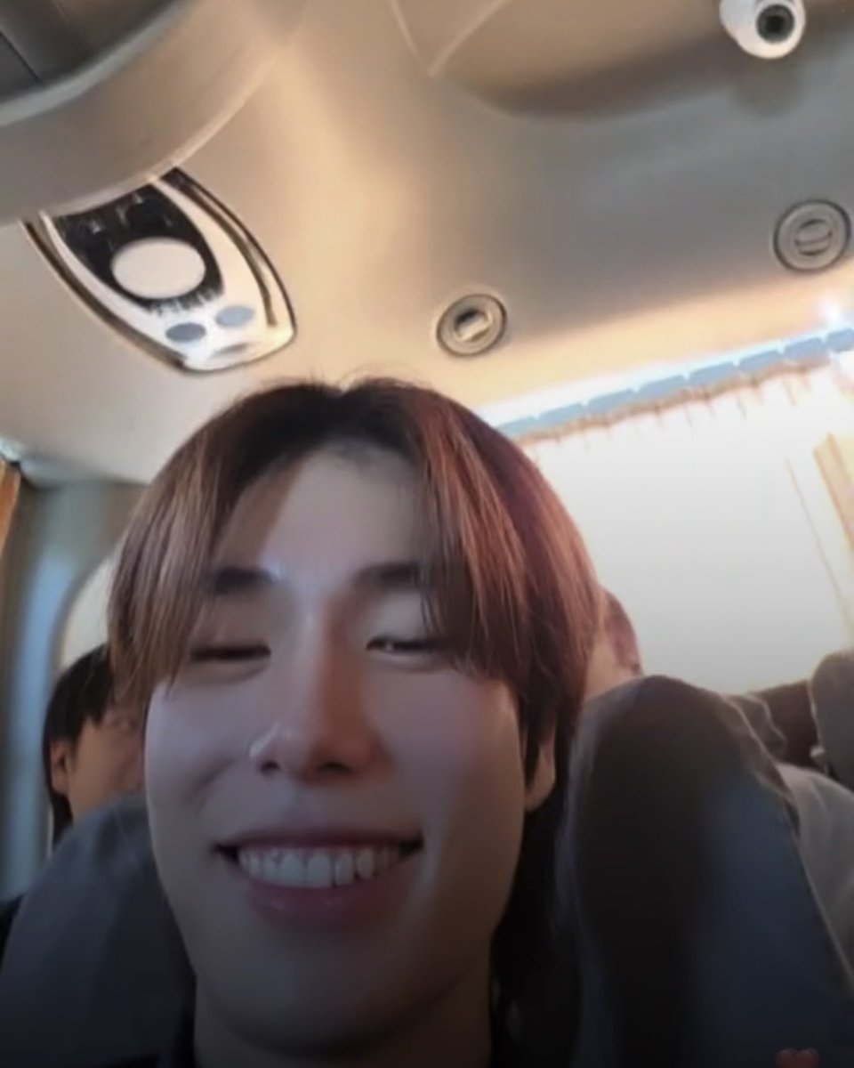 lertraipi's tweet photo. oalah ini dia lagi diceng2in dibilang “uiiii cantiknya pond~~” terus dia sok2an kesel padahal endingnya dia senyam senyum di kursi YAELAAAHH PHUWINTANG 🙂‍↔️🙂‍↔️

#GMMTVOuting2026 
#ปอนด์ภูวินทร์  https://t.co/HwqbzqUwNX