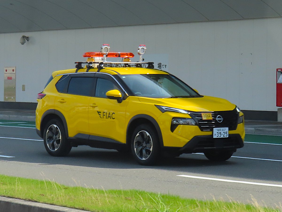 kitakyu_pc's tweet photo. 福岡国際空港株式会社 日産T33エクストレイル フォローミーカー?? https://t.co/Yn88nrmz6W