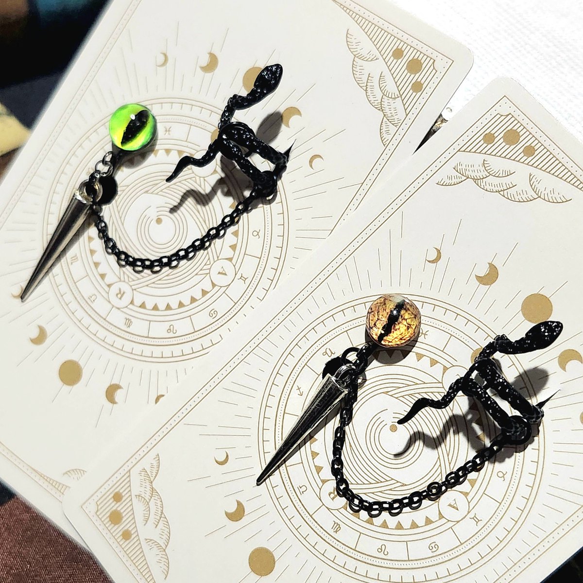 Livet_00's tweet photo. バジリスクの耳飾り、ピアスもイヤリングも追加製作予定です〜！！
再販は通販が先になるか、星森魔法市が先になるか分からないんですけどお待ちくださいませ💎
瞳の色は新しい柄になる予定です🐍 https://t.co/Veyea4F7Cf