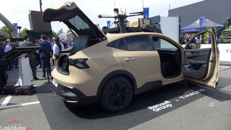L_ThinkTank's tweet photo. [ 🇫🇷 FRANCE ]

🔸 Renault et Thales dévoilent le 4 Troop, un nouveau véhicule militaire multi-missions développé à la demande de la DGA. Présenté cette semaine au salon Eurosatory, il peut servir de poste de commandement mobile, piloter des drones et des robots, et mener des missions de reconnaissance, de surveillance ou de soutien logistique.

Basé sur des véhicules Renault de série, du SUV à l’utilitaire léger, le 4 Troop doit pouvoir être produit dès 2027. Selon les deux groupes, cette approche vise à permettre une fabrication rapide à grande échelle tout en intégrant les technologies militaires développées par Thales.