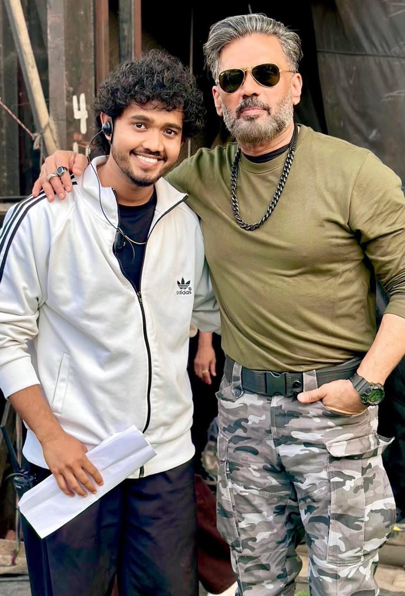 ShettySena's tweet photo. Yeda Anna during the shoot! #WelcomeToTheJungle 

@SunielVShetty #SunielShetty https://t.co/lQGDtz6fiy