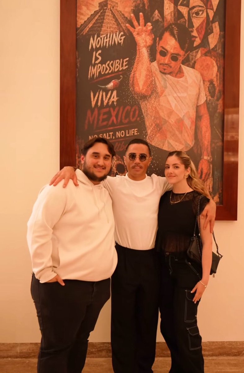 Maugordo1's tweet photo. @7venlucadi Andy, la flor más bella del pantano y el chokoflan, más flaco.... que un marrano 😂 😂 😂 😂 😂 https://t.co/TN5Vl85LKs