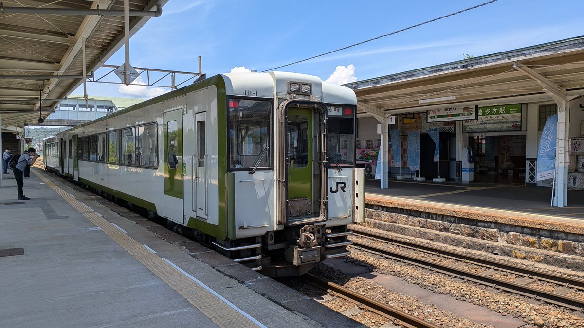 miditetu_JR's tweet photo. 終点喜多方駅到着
ほとんどの人が会津若松で降りました。
現在、定期では無くなった会津若松を越えて直通する列車でした。
キハ110の特急運用は乗ってて楽しいのでまた乗りたいです。 https://t.co/iJRrWOkqsu