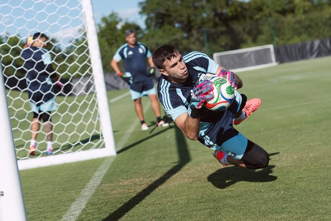 wearedibu23's tweet photo. Fotos subidas por Dibu del ultimo entrenamiento! Mañana debut de la Selección! 
2️⃣3️⃣ https://t.co/JBfmj5uOIp