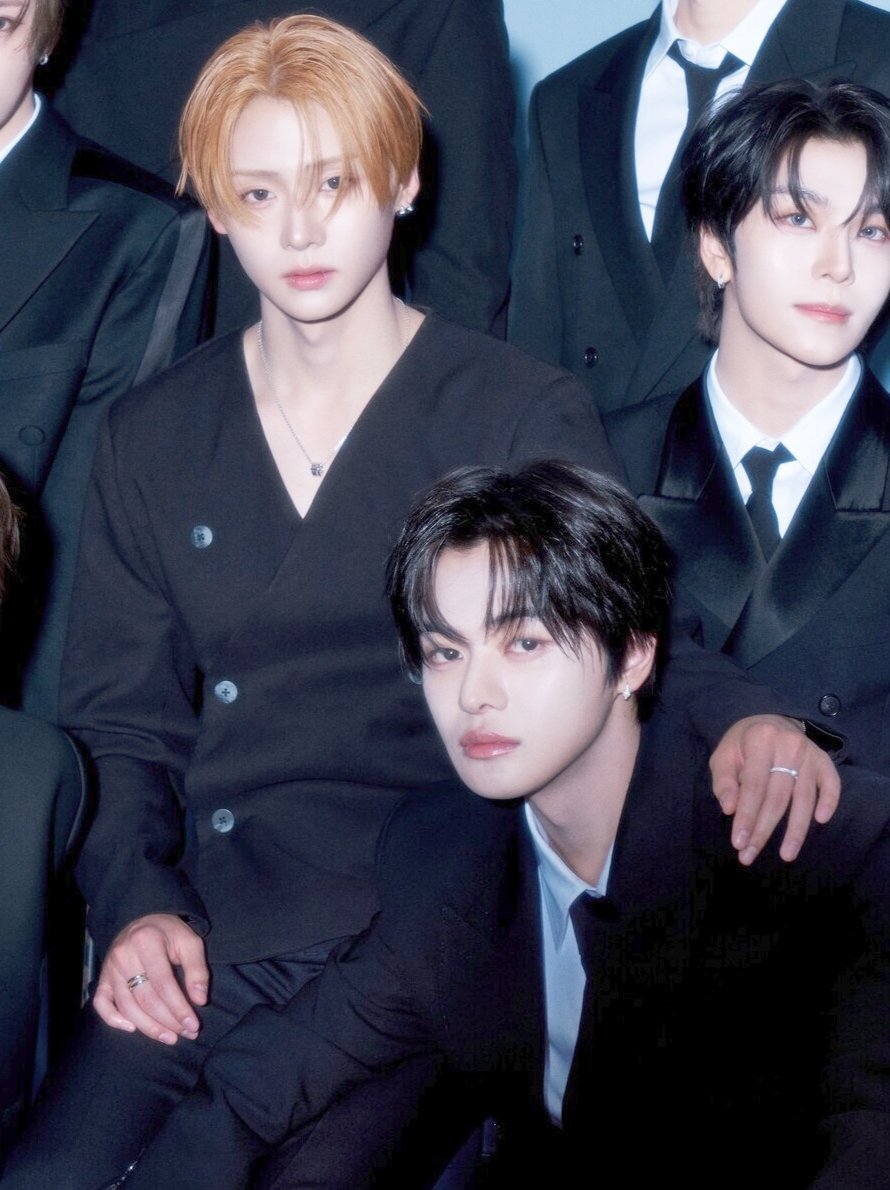 leo1ovewon's tweet photo. Leo's hand was actually resting on Sangwon's Lap 🧏🏻‍♂️ what a married couple https://t.co/AXr6AEPKie