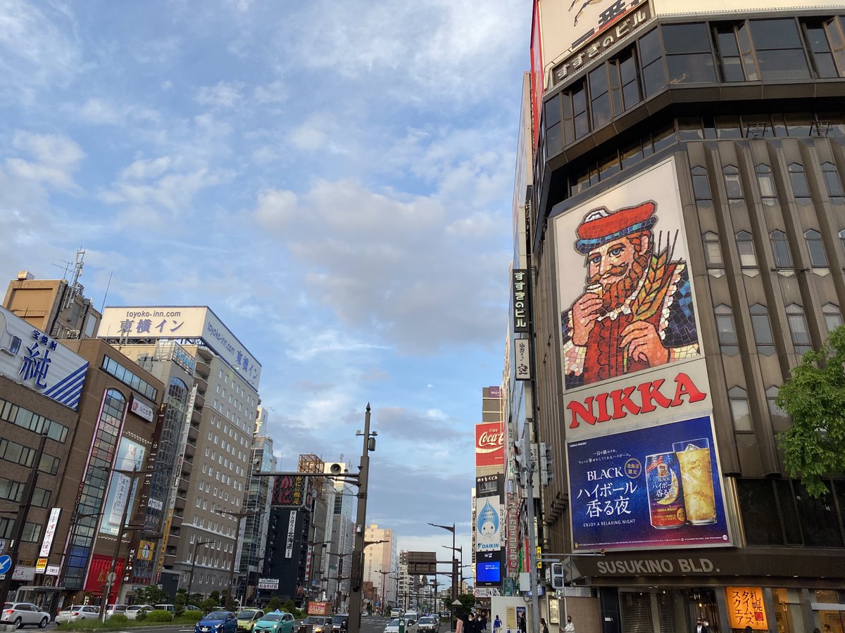 PocketChangeEng's tweet photo. 2️⃣ Aakrenga / Former Hokkaido Government Office ★
A stunning red-brick National Important Cultural Property. 
Found the "Red Star" symbols on the building? ★

3️⃣ Susukino Crossing 🥃
Snap a photo with the famous Nikka Whiskey sign! The neon lights at night are a must-see 🌃 https://t.co/FTQ5QuUmA4