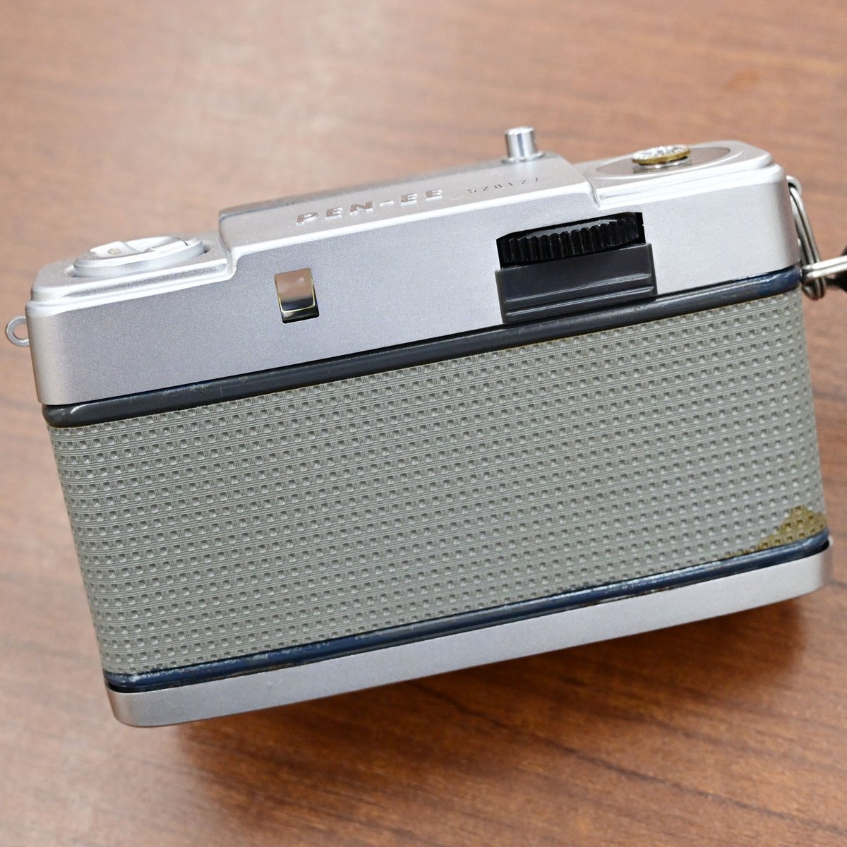 champcamera's tweet photo. OLYMPUS PEN EE（整備済）￥22,000- by #青葉台 店

ピント位置固定&自動露出で誰でもカンタンにシャッターを押すだけで誰でも簡単に撮影を楽しめるハーフサイズカメラ「OLYMPUS PEN EE」
1961年発売の古い #フィルムカメラ ですが、整備済ですので安心してご利用いただけます！

#PENEE #田園都市線
https://t.co/1mQuAYT2Wf