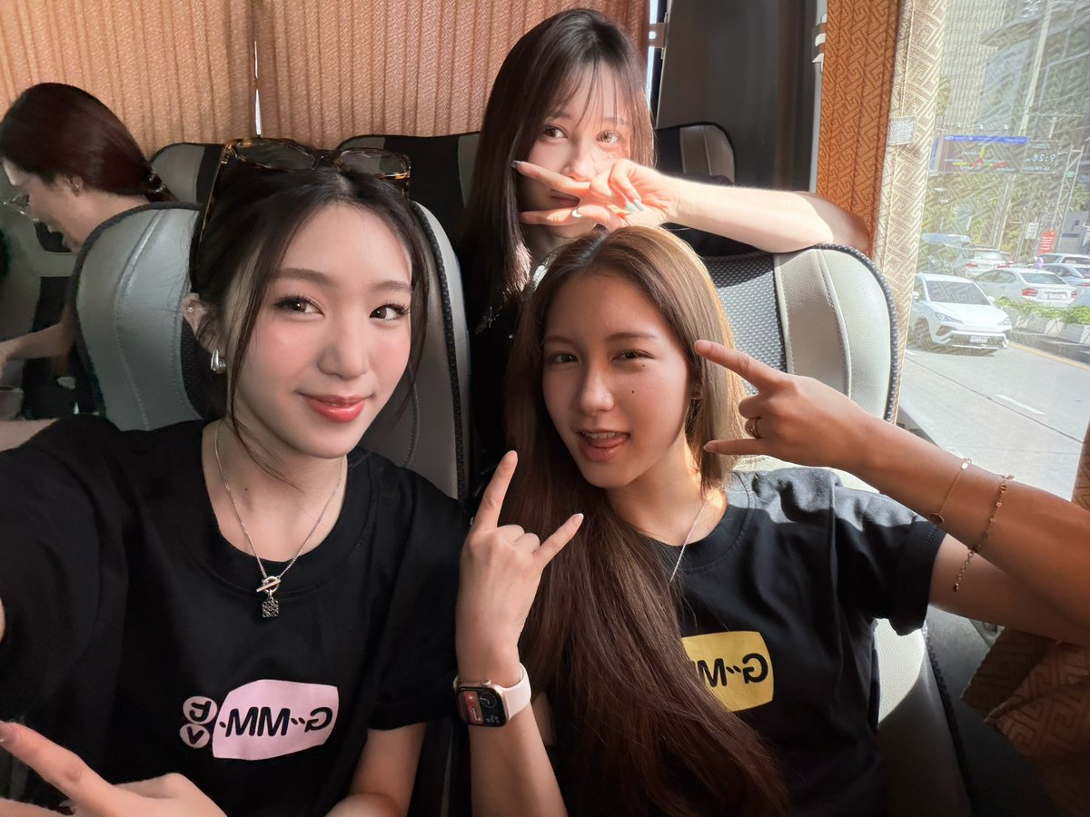 Acare_ct's tweet photo. ปีนี้มีแต่คนแย่งที่นั่งข้าง 🙂‍↔️ #GMMTVOuting2026 https://t.co/lVF4pUjdsA