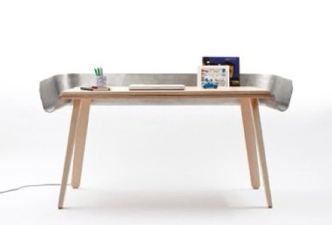 AluminiumMania's tweet photo. スロバキアのデザイナー、トーマス・クラルと家具会社スーパーエッテによって制作した、その名も「宿題テーブル」。

アルミの「溝」が落し物を防ぎ、作業屑を落としません😂
なるほど〜🥹　
で、やはり木とアルミの相性は良いです。 https://t.co/nV8qhz6hAF