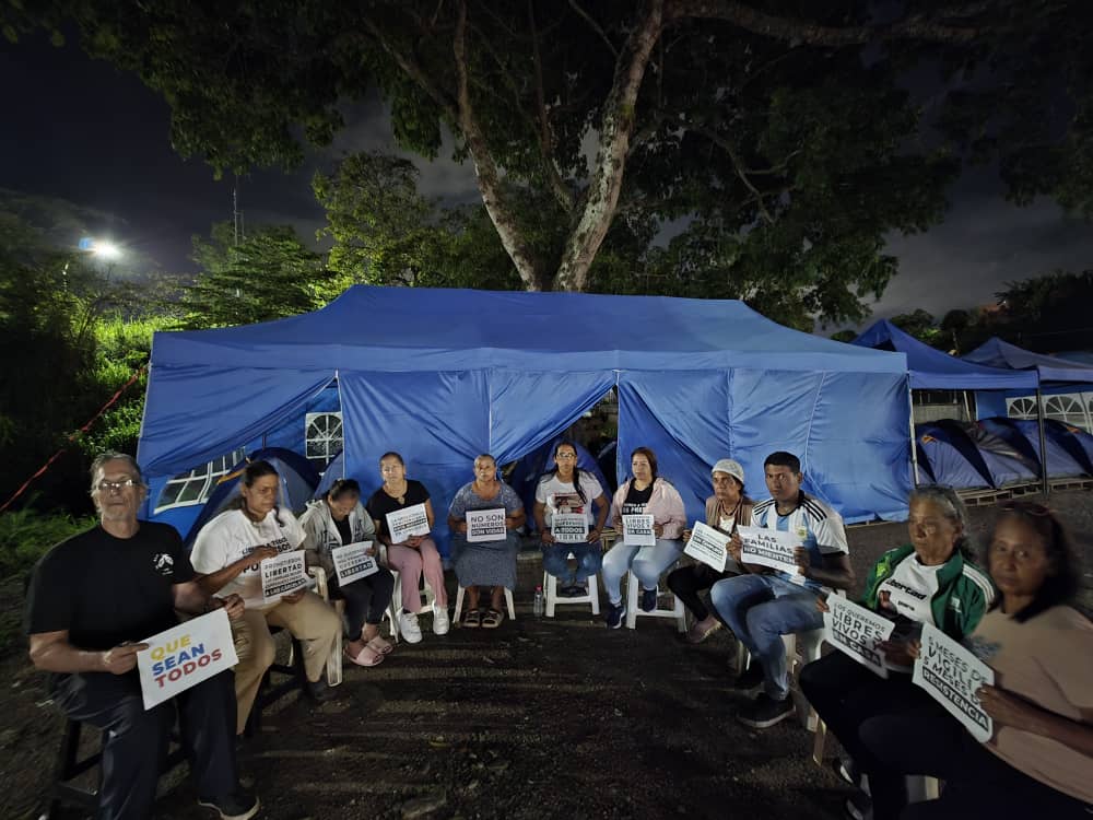 clippve's tweet photo. VIGILIA | Hoy, #15Jun, se cumplen 158 días clamando justicia y libertad para todos los presos políticos desde El Rodeo I. 

Los familiares continúan aferrados a la fe y a la oración, a pesar de todas las promesas incumplidas. 

¡Liberen a todos los presos políticos! 

#QueSeanTodos