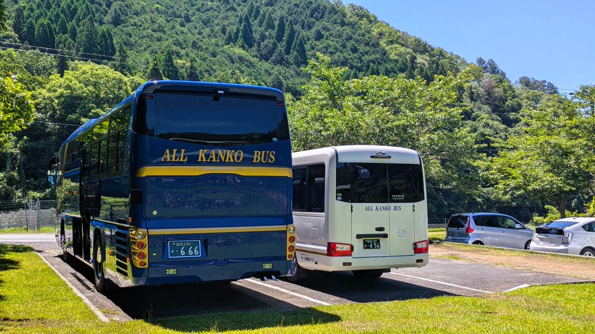 AllKankobus's tweet photo. おはようございます。
今朝は🌥️陽射しは少ないですが
💦蒸し暑くなっています😅
十分な🥤水分補給をお願いいたします🙇🏼‍♂️
先日の
６６６号車と４５６号車は
市内小学生の皆様を
#伊勢自然の里・環境楽習センター に
お連れいたしました🚌💨
綺麗な🛤️青空の下🏞️
＃じゃぶじゃぶ池 をはじめ自然の中で
体験学習をされました😁