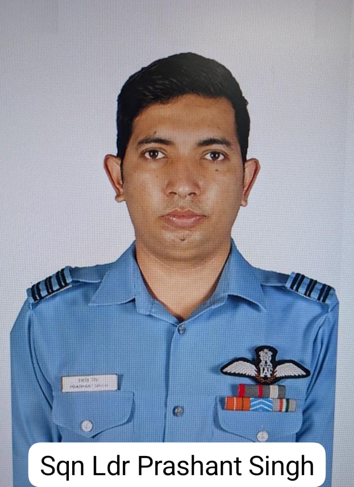 TigerCharlii's tweet photo. India bids teary adieu to 
Sqn Ldr Prashant Singh
( Indian Air Force )
From: Uttarakhand 

He made sacrifice in IAF AN-32 aircraft crashed in Assam on Saturday.
Salute 🇮🇳 
#IAF https://t.co/4ZN0xMkyHV