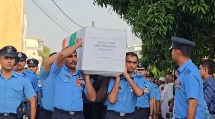 TigerCharlii's tweet photo. India bids teary adieu to 
Sqn Ldr Prashant Singh
( Indian Air Force )
From: Uttarakhand 

He made sacrifice in IAF AN-32 aircraft crashed in Assam on Saturday.
Salute 🇮🇳 
#IAF https://t.co/4ZN0xMkyHV