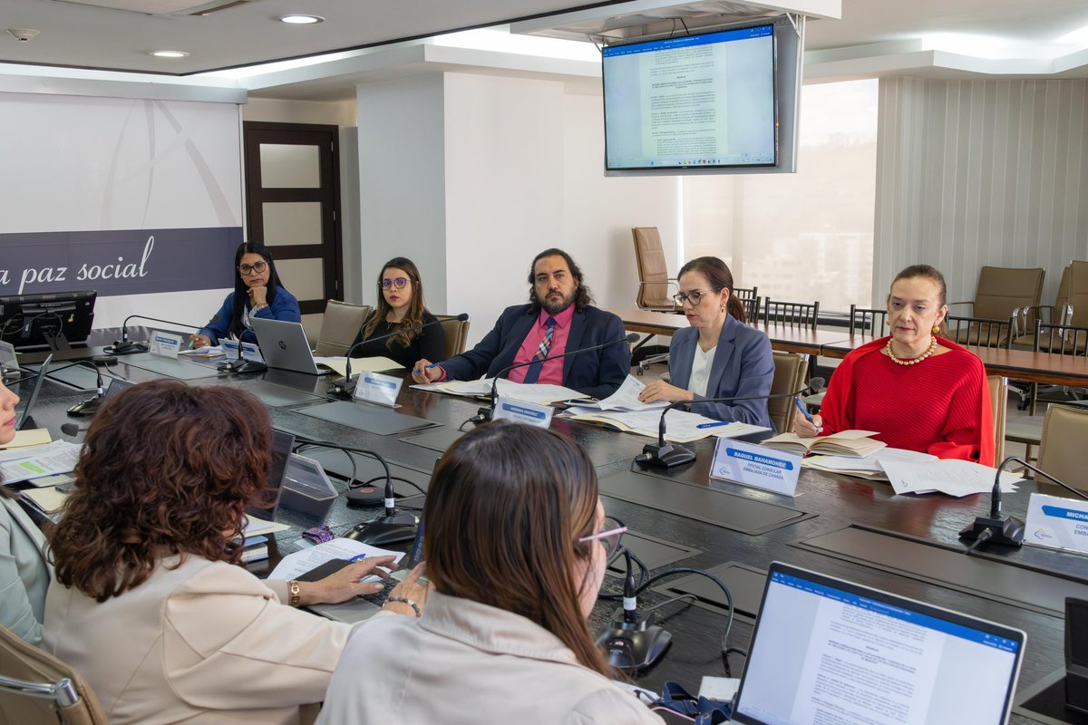 MagalyRuizCajas's tweet photo. 🇨🇦🇺🇸🇪🇨 Hoy nos reunimos con @CanadaEcuador y @USembassyEC para analizar el proyecto de resolución sobre la aplicación del “Convenio de La Haya de 1980 sobre los aspectos civiles de sustracción internacional de menores”.

Abordamos los nudos críticos y establecimos compromisos conjuntos que incluyen la definición de acciones prioritarias, la designación de responsables, plazos de ejecución concretos y mecanismos de seguimiento. 

Continuamos trabajando por el bien de la Justicia en el país.