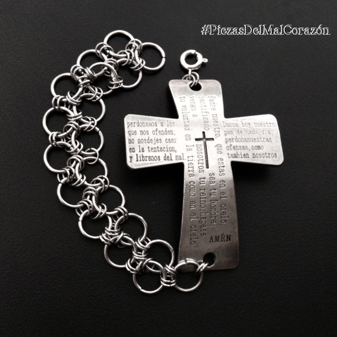 BadHeartMex's tweet photo. La mata-vampiros #chainmaille #handmadejewelry #PiezasDelMalCorazón💜📿🧿✝️ #artesanomexicano. https://t.co/Z7ONqd9Z9u