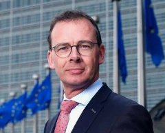 2Plot's tweet photo. Wie in het EU-parlement is het meest nutteloos van de twee: @kvanbrempt of @wbeke? https://t.co/FaJhlVKu1o