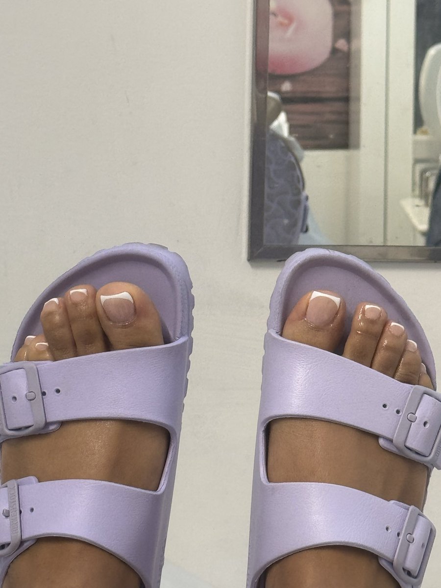 lafeetyette's tweet photo. Fresh French tips ✨
Purple Sandals 💜
Feeling cute 💜✨

Just uploaded a new set featuring the full pedicure journey from start to finish. Let me know what you think ! 

#frenchtips #pedicure #prettyfeet
#footphotography #Lafeetyette https://t.co/tymyDtNowF