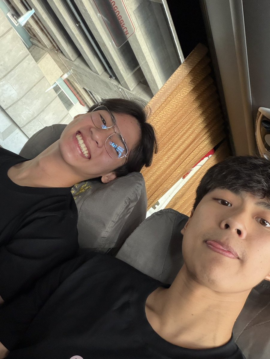ohmretriever's tweet photo. น้องที่นั่งข้างๆโอมนี่ใครนะ เด่กใหม่เจมหรอ

#GMMTVOuting2026
#ohmpawat https://t.co/bCxtSemGIM
